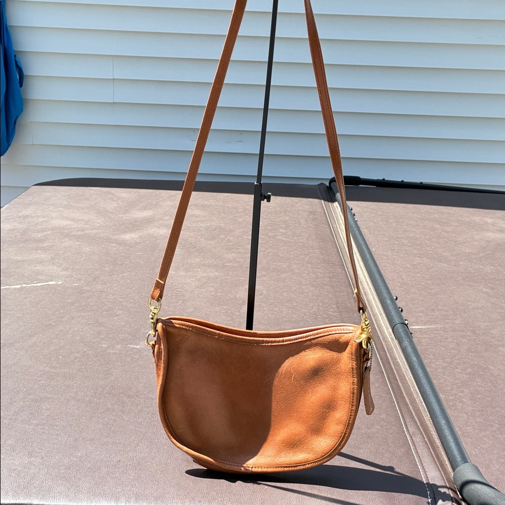 First edition Elegant Tan Leather Shoulder Bag